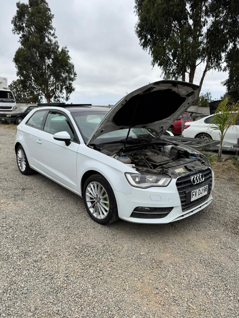 Audi A3 con el capó abierto, costado derecho