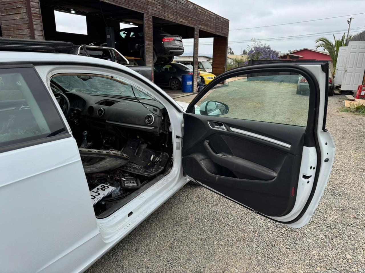 Puerta abierta y habitáculo del Audi A3