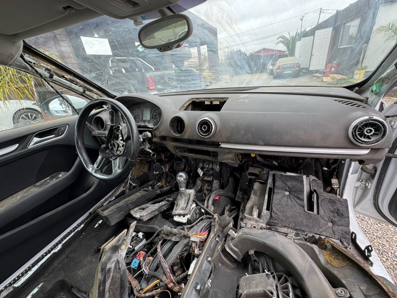 Tablero del Audi A3 con el interior desarmado